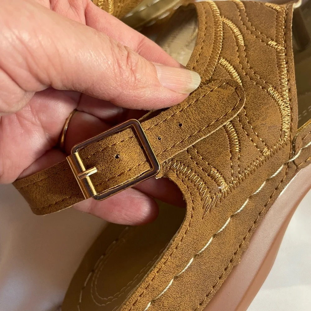 Women’s Lightweight Tan Sandals w/Adjustable Strap, Pictures Show Length,‎ NWOT